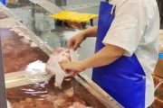 小学配餐用冻肉？相关部门介入调查，涉事公司回应 